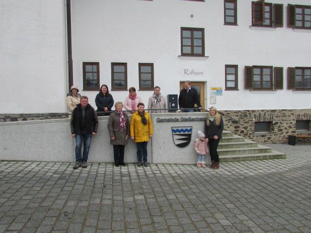 Glückliche Gewinner vor dem Gleißenberger Rathaus