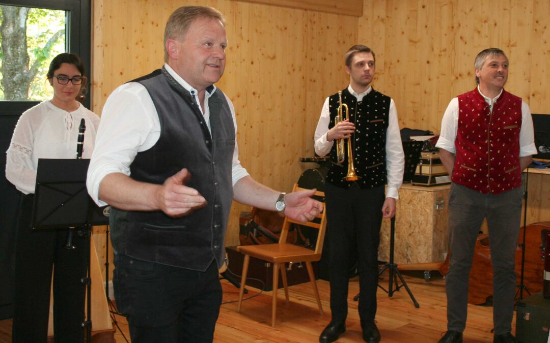 Zünftige Volksmusik in der Heimat- und Kulturscheune