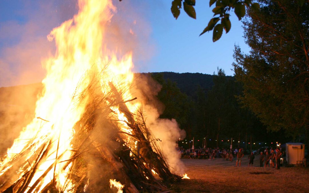 Sonnwendfeuer erleuchtet kurze Nacht