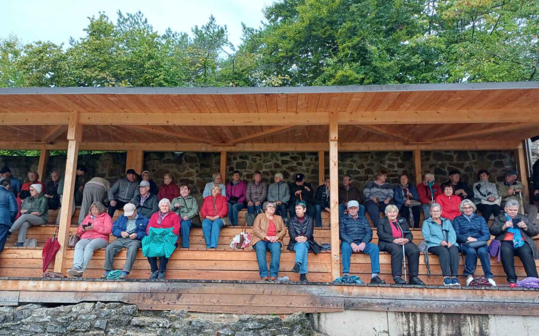 Greifvögel begeistern Reisegruppe