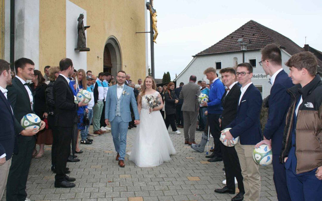 Anna-Lea und Andreas treten vor den Traualtar