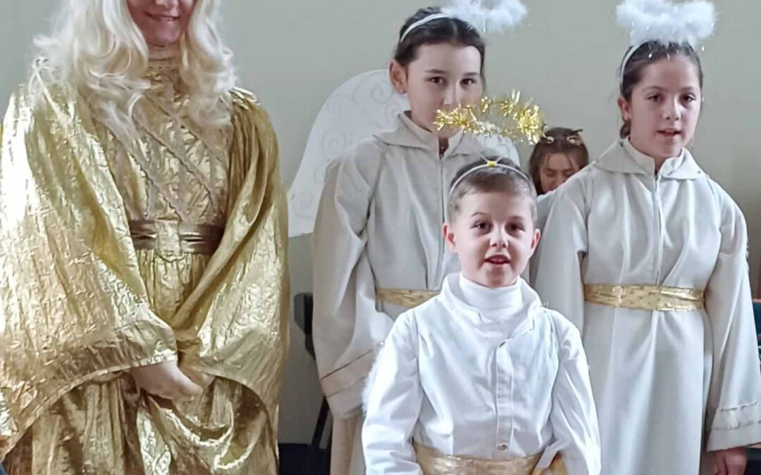 Kleine Engel bei Adventfeier